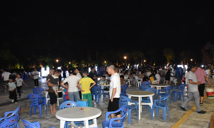 位于武夷阁广场南侧,铅山知名小吃清补凉的新集中摆放点,正式开始摆摊