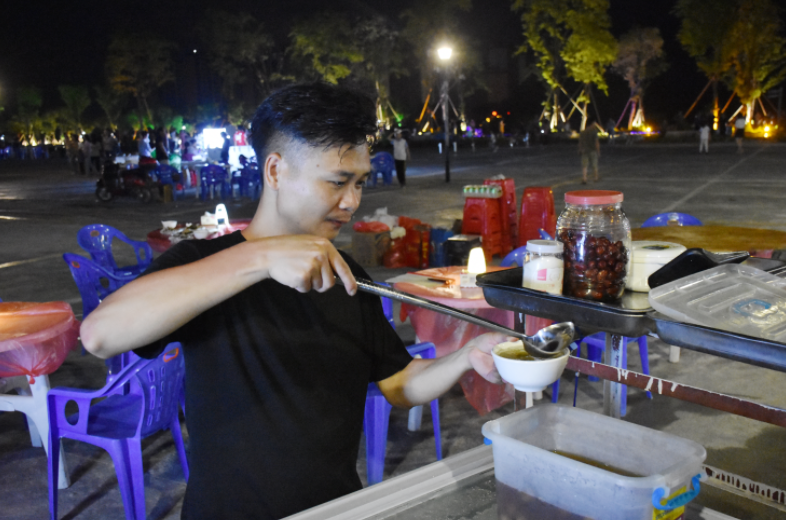 位于武夷阁广场南侧,铅山知名小吃清补凉的新集中摆放点,正式开始摆摊