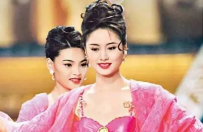 香港娱乐圈最荒唐的夫妻：被经纪人曝料双双婚内出轨，隔天却恩爱召开发布会，他俩到底怎么想的？（组图） - 2