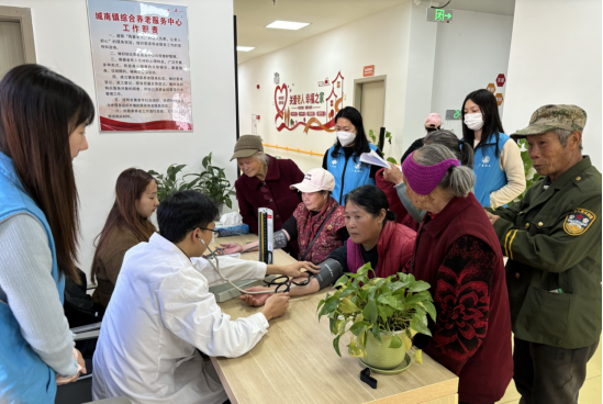 城南镇综合养老服务中心义诊.png