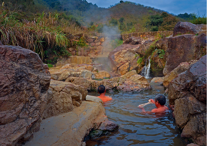 还有始兴罗坝镇刘张家山温泉区,前身为"良源温泉",历史悠久,美名遐迩.
