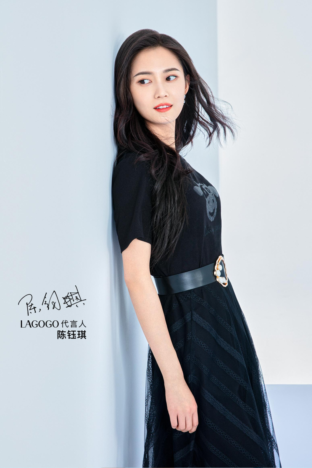 前不久,陈钰琪和少淑女装品牌lagogo一拍即合,成为lagogo品牌代言人