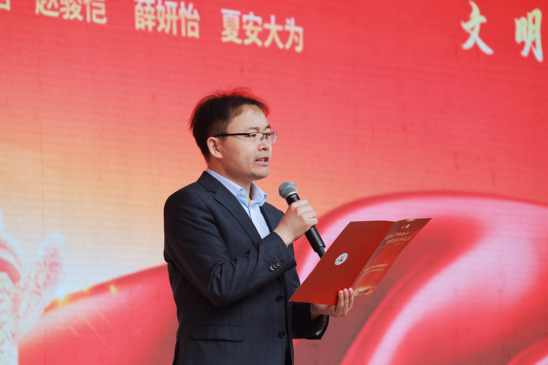 今天我们举行隆重的入团仪式,海淀区团教工委李传龙书记宣读新入团