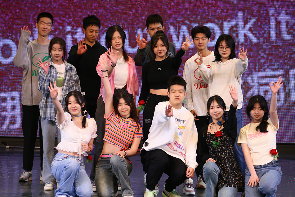  font color="#0000ff">青春有梦,让我们一起跃动! />