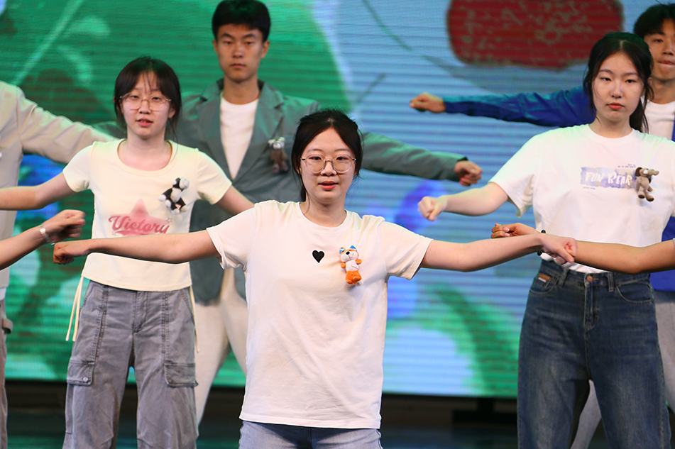  font color="#0000ff">青春有梦,让我们一起跃动! />