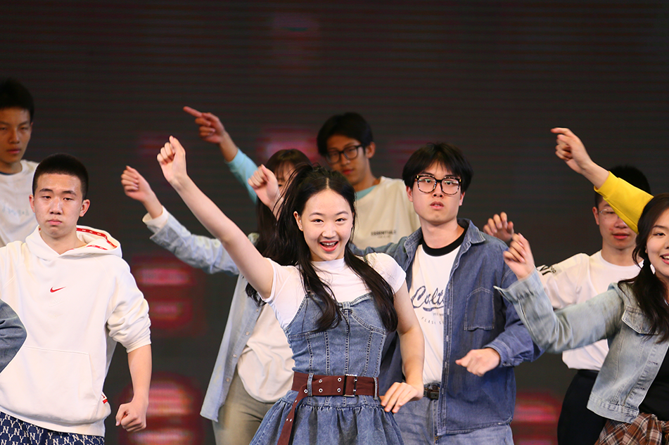 因为正值青春,所以再普通也是独家记忆,在青春的舞台上,我们燃烧梦想