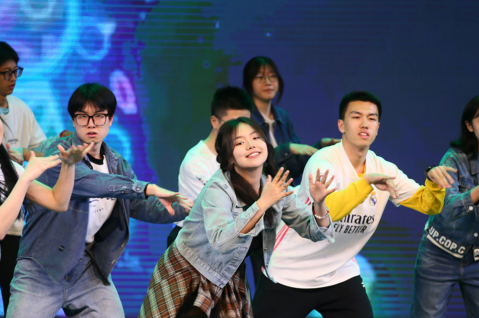 因为正值青春,所以再普通也是独家记忆,在青春的舞台上,我们燃烧梦想