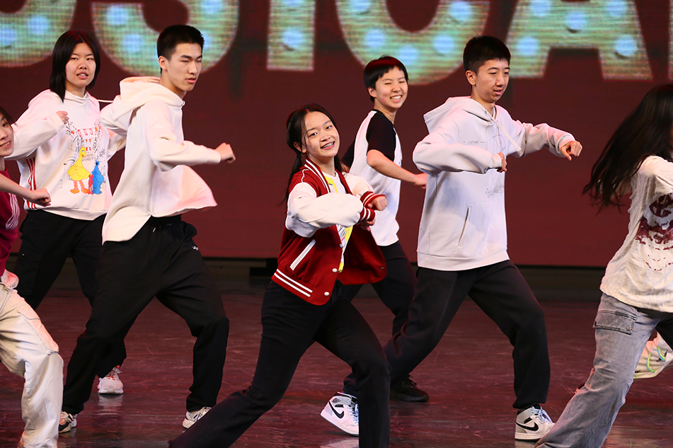 梦想让我们敢于突破自我,敢于用肆意和倔强拥抱整个世界.