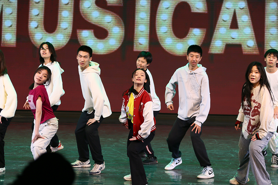 梦想让我们敢于突破自我,敢于用肆意和倔强拥抱整个世界.