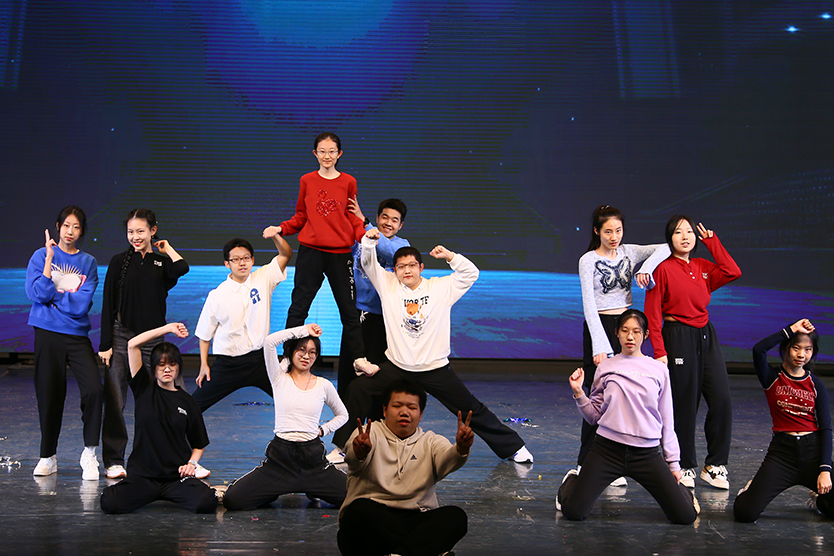  font color="#0000ff">青春有梦,让我们一起跃动! />