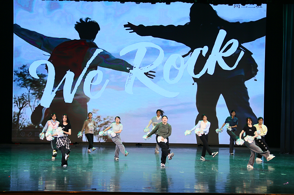  font color="#0000ff">青春有梦,让我们一起跃动! />