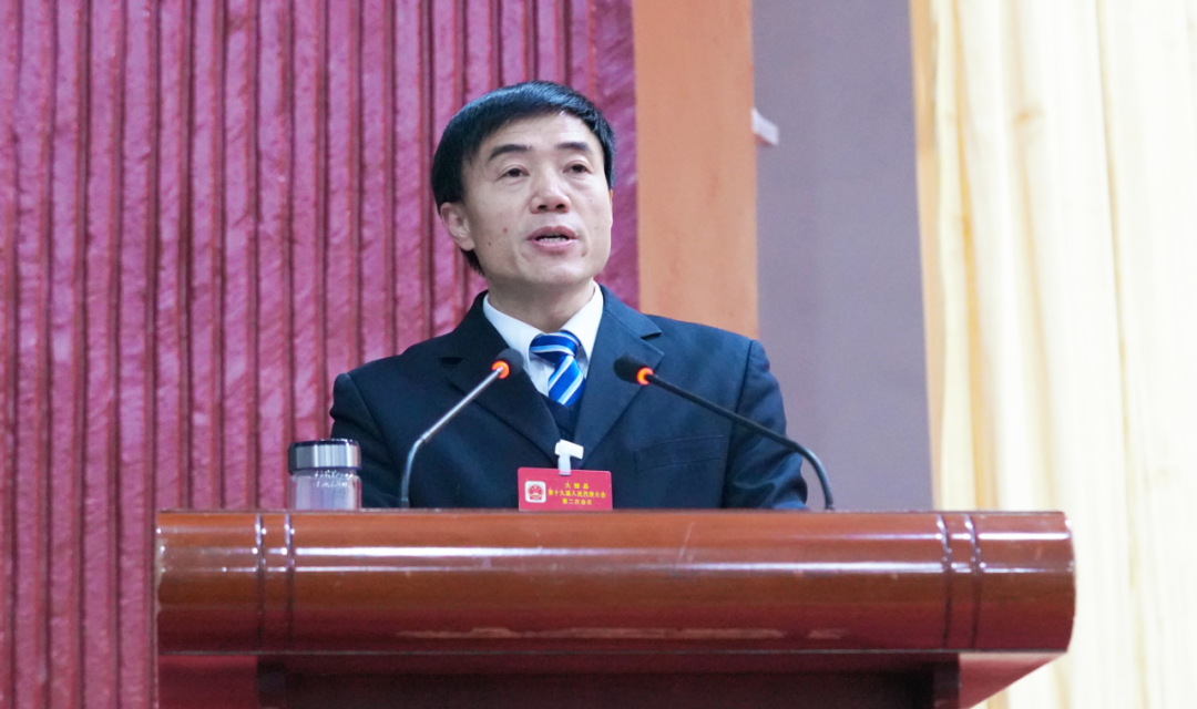 县委副书记,县长鲍克明代表县人民政府向大会作政府工作报告.