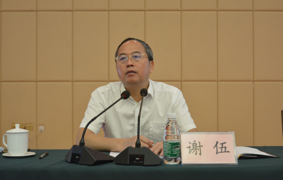 区委书记谢伍作辅导报告区长陈景泰主持培训谢伍在辅导报告中指出,一