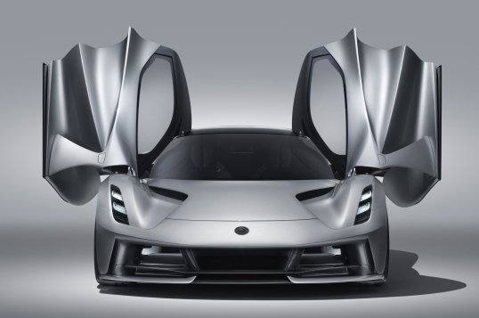 昂贵是一以贯之的,比如这台售价2000多万的lotus evija