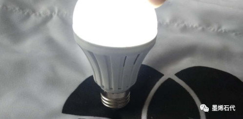 点亮未来的石墨烯纺织品:“会让灯泡发亮的能量布”,用过就知道力量强大! 点亮未来的石墨烯纺织品:“会让灯泡发亮的能量布”,用过就知道力量强大!