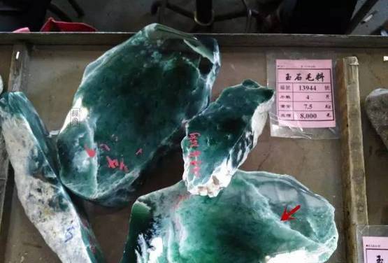 8000元的蓝水公盘料，89万成交，切开当场满堂哄抢！