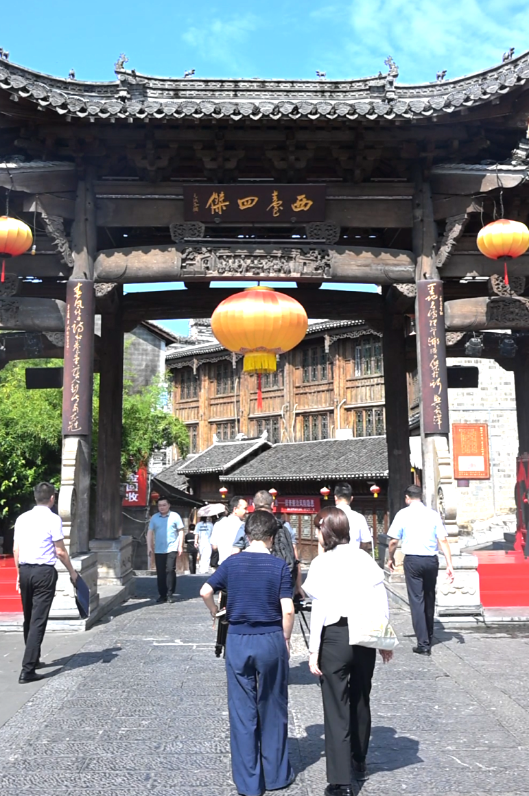 办公厅侧记-6.png