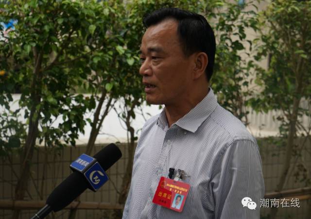 洪锦南2陈俊峰代区长所作的《政府工作报告》回顾总结了区第三届人民