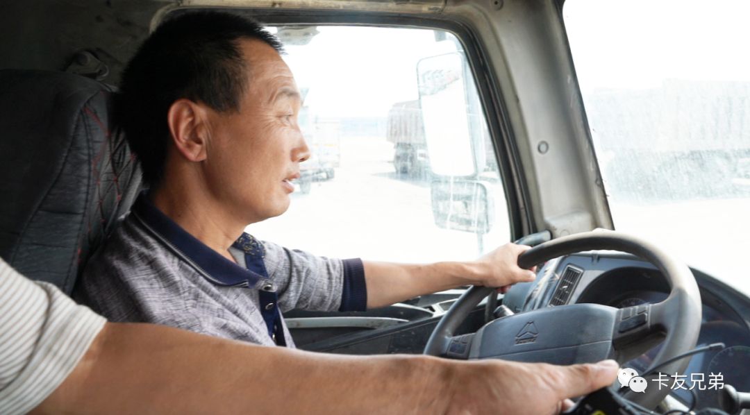 中国重汽豪沃70矿车运营专访老司机