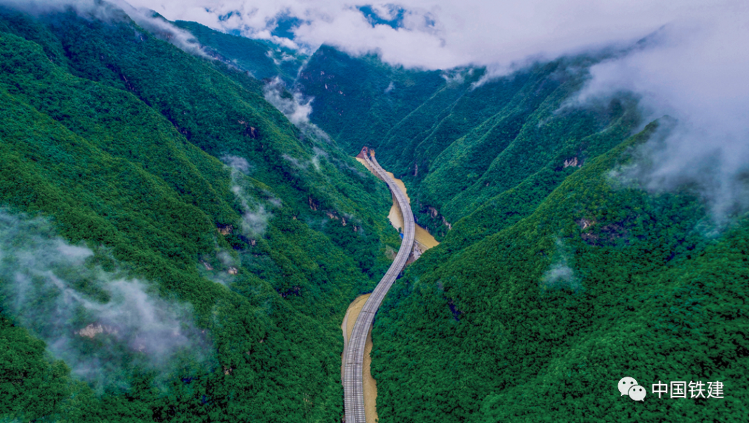 国内最长钢板混凝土组合梁桥合龙