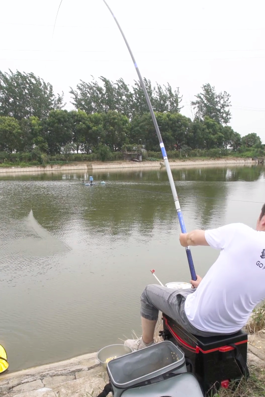 钓鱼王鱼竿手竿搏大鱼6个秘诀要牢记钓不到大鱼不是运气差而是技术差