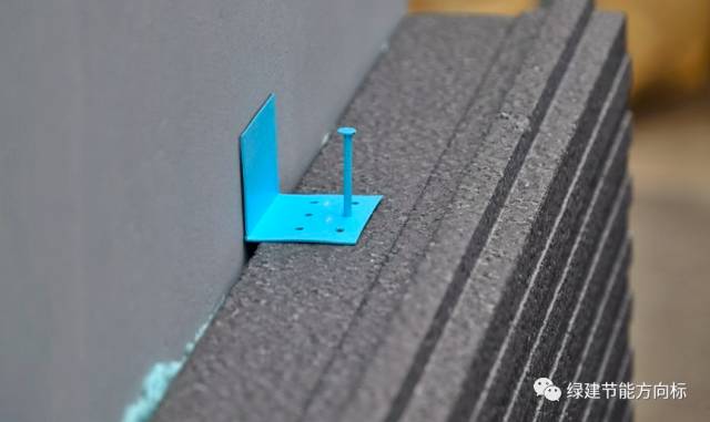 外国人用聚氨酯发泡剂来粘贴聚苯板外保温，这种工艺靠谱不？