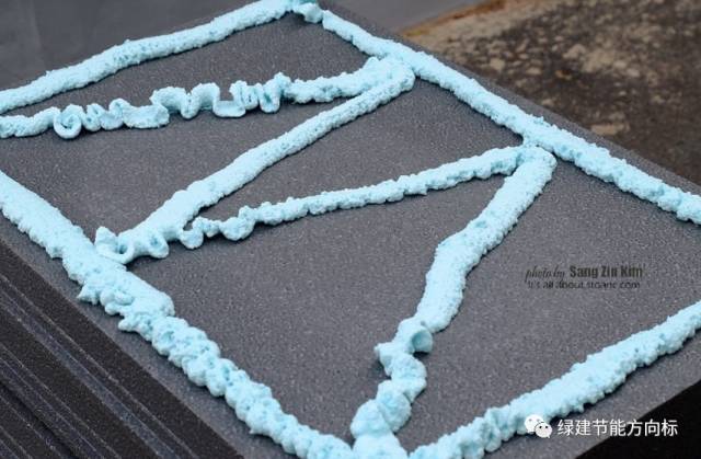 外国人用聚氨酯发泡剂来粘贴聚苯板外保温，这种工艺靠谱不？