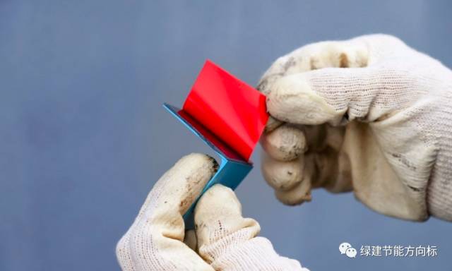 外国人用聚氨酯发泡剂来粘贴聚苯板外保温，这种工艺靠谱不？