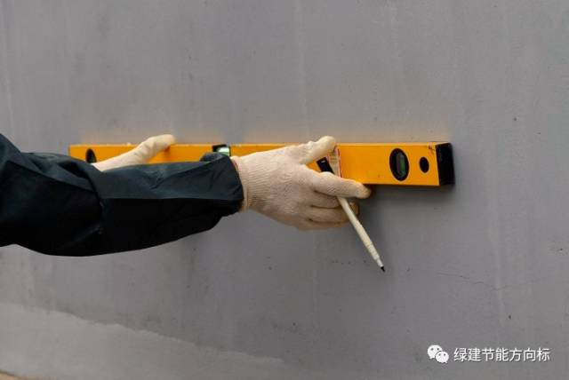 外国人用聚氨酯发泡剂来粘贴聚苯板外保温，这种工艺靠谱不？