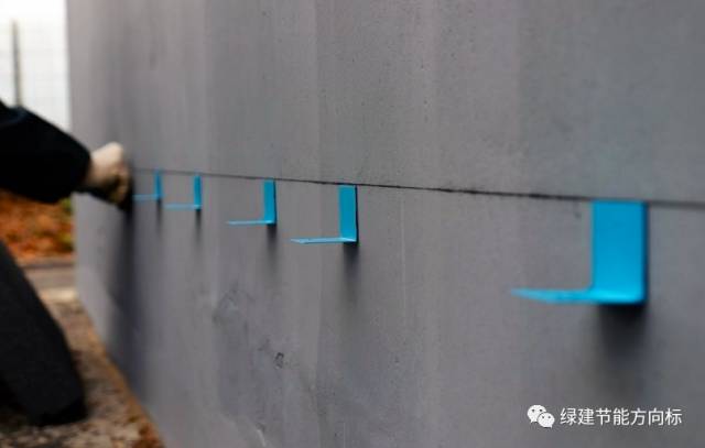 外国人用聚氨酯发泡剂来粘贴聚苯板外保温，这种工艺靠谱不？