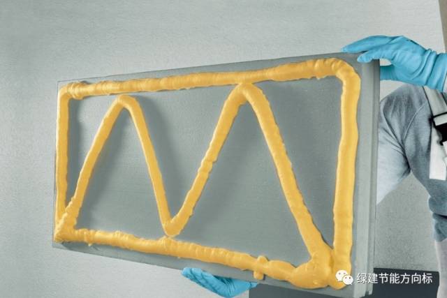 外国人用聚氨酯发泡剂来粘贴聚苯板外保温，这种工艺靠谱不？