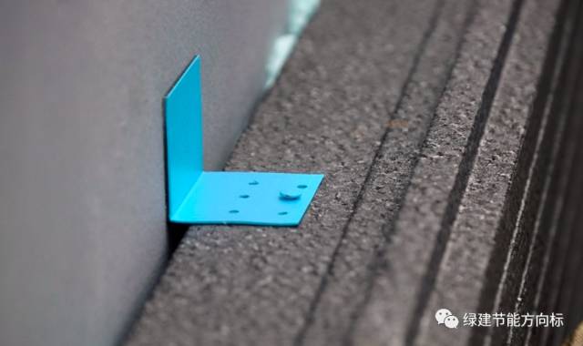 外国人用聚氨酯发泡剂来粘贴聚苯板外保温，这种工艺靠谱不？