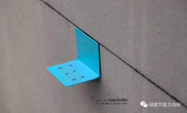 外国人用聚氨酯发泡剂来粘贴聚苯板外保温，这种工艺靠谱不？