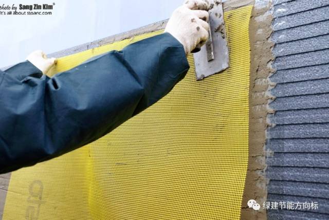 外国人用聚氨酯发泡剂来粘贴聚苯板外保温，这种工艺靠谱不？