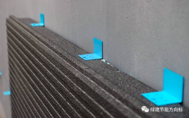 外国人用聚氨酯发泡剂来粘贴聚苯板外保温，这种工艺靠谱不？