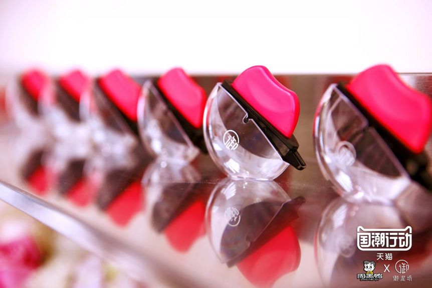 大白兔要出奶糖味的唇膏了！老干妈的口红还会远吗？