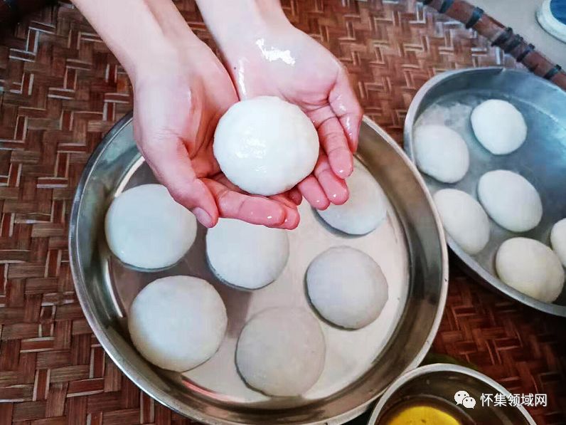 把包好的白糍放在蕉叶上摊凉,摆放整齐.