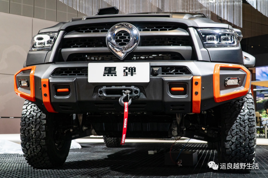 再来看越野改装部分,黑弹的前杠造型在维持整体原车