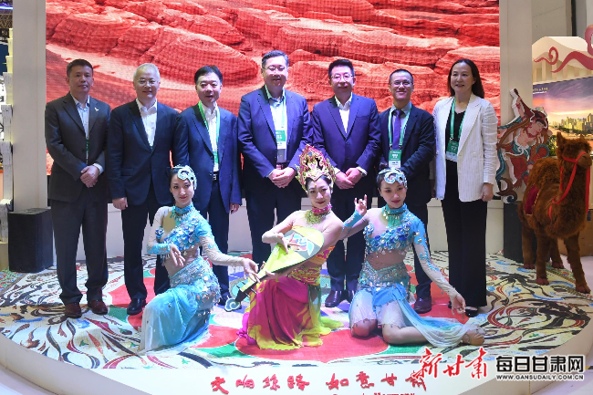 香港同胞与甘肃歌剧院舞蹈演员合影