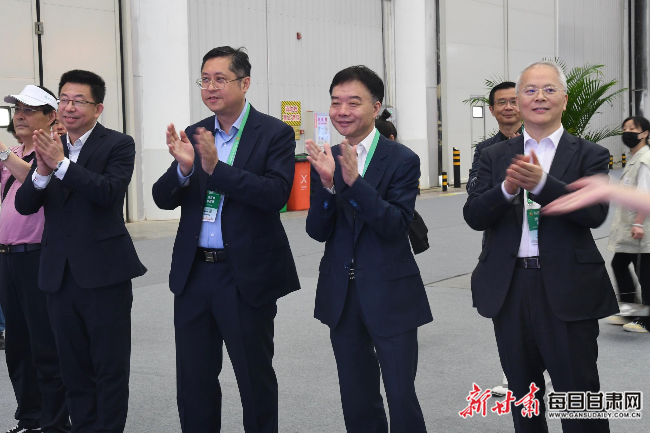 香港同胞与甘肃歌剧院舞蹈演员合影