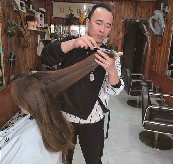 温州这位剪了20多年头发的理发师拿下"中国散文年会奖"