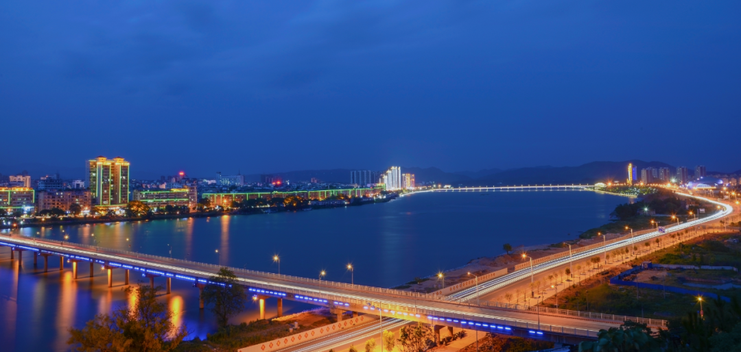 流光溢彩贡江夜▲ 于都河畔夜景▲ 贡江云海▲ 贡江南区▲ 渡江大桥