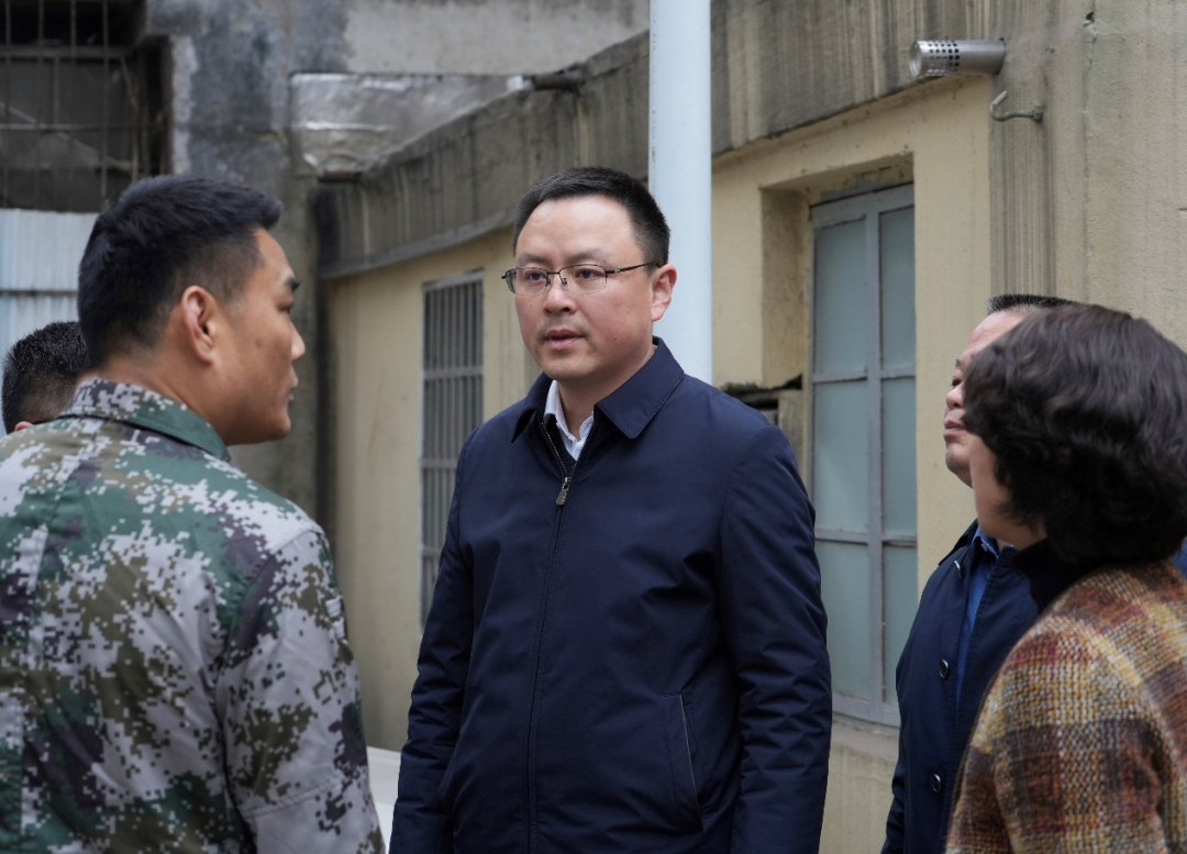 岳阳楼区白再兴督导文明卫生城市建设并参加环卫大扫除活动