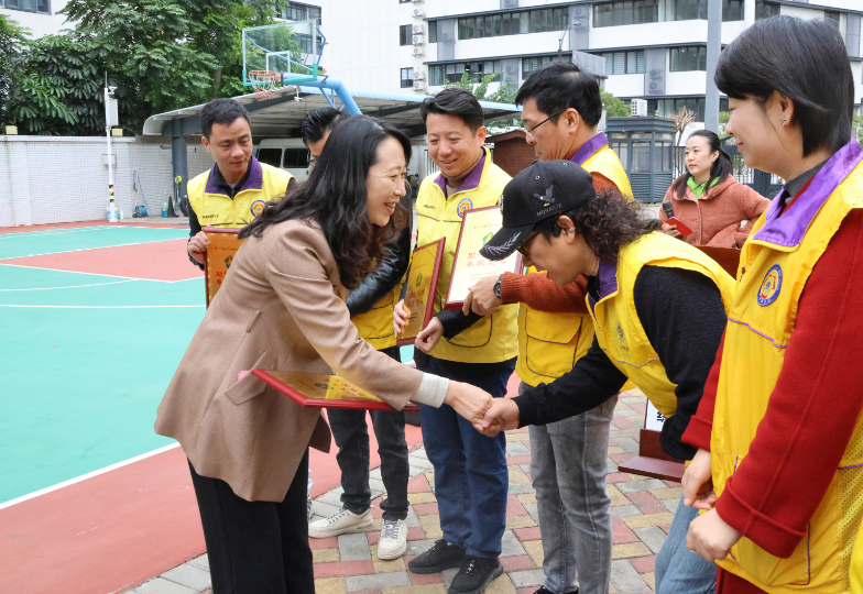 市残联党组书记、理事长杨静向广东狮子会珠海地区七支服务队颁发捐赠感谢牌匾