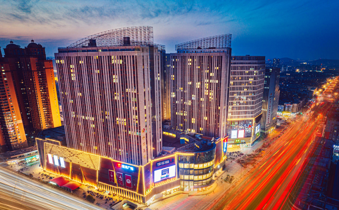 空间有机结合;项目还在外广场打造了超2000平市内面积的地面艺术涂鸦