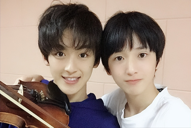 何洛洛军训完全没黑,与严浩翔罕见同框互动,关系好坏一目了然(学生