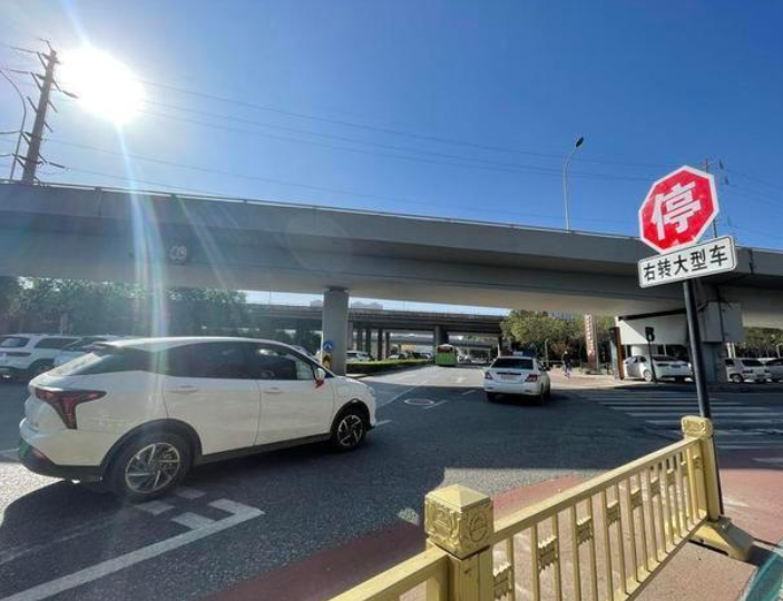 西安新规试行 这类车 右转必停 全网搜