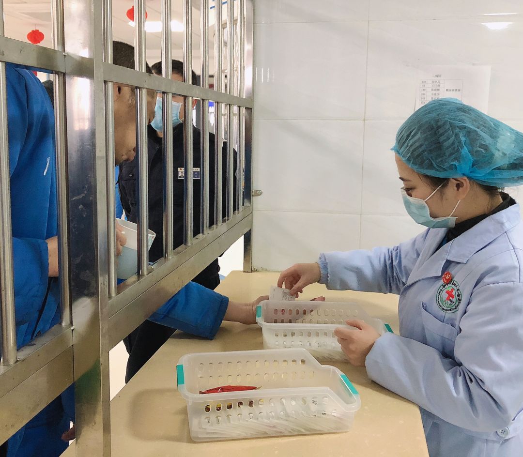 党旗闪耀强医所 警医联动抗疫情(图5)