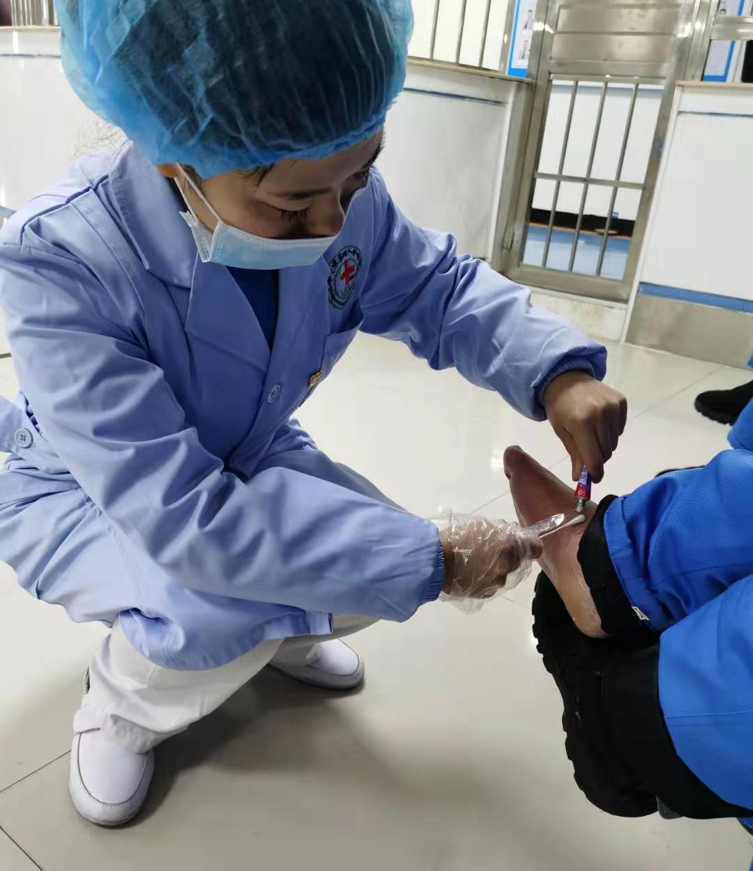 党旗闪耀强医所 警医联动抗疫情(图4)