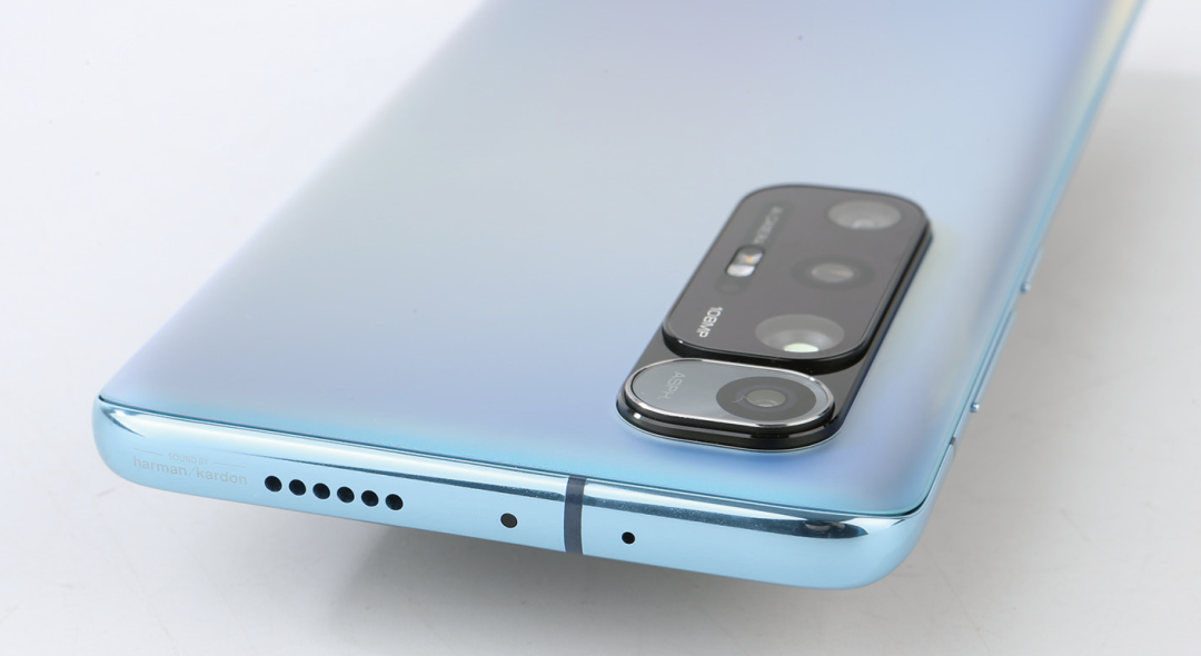 比如在《和平精英》游戏中,小米10s的立体声双扬声器就能够很好地帮助